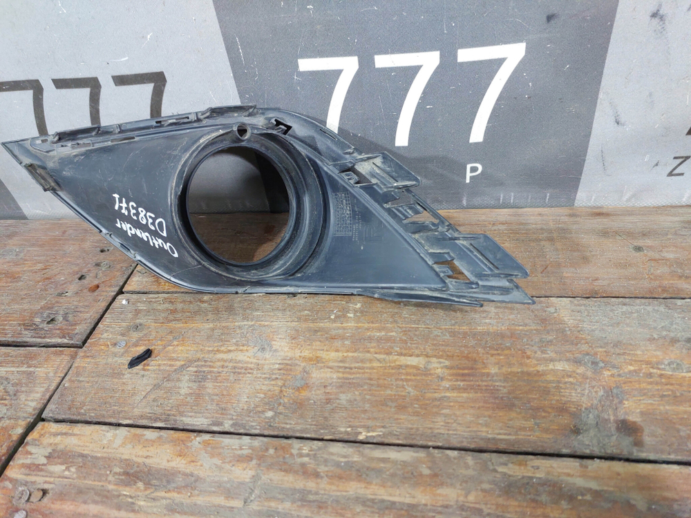 Накладка ПТФ правая Mitsubishi Outlander 3 15-18 Б/У Оригинал 8400G482