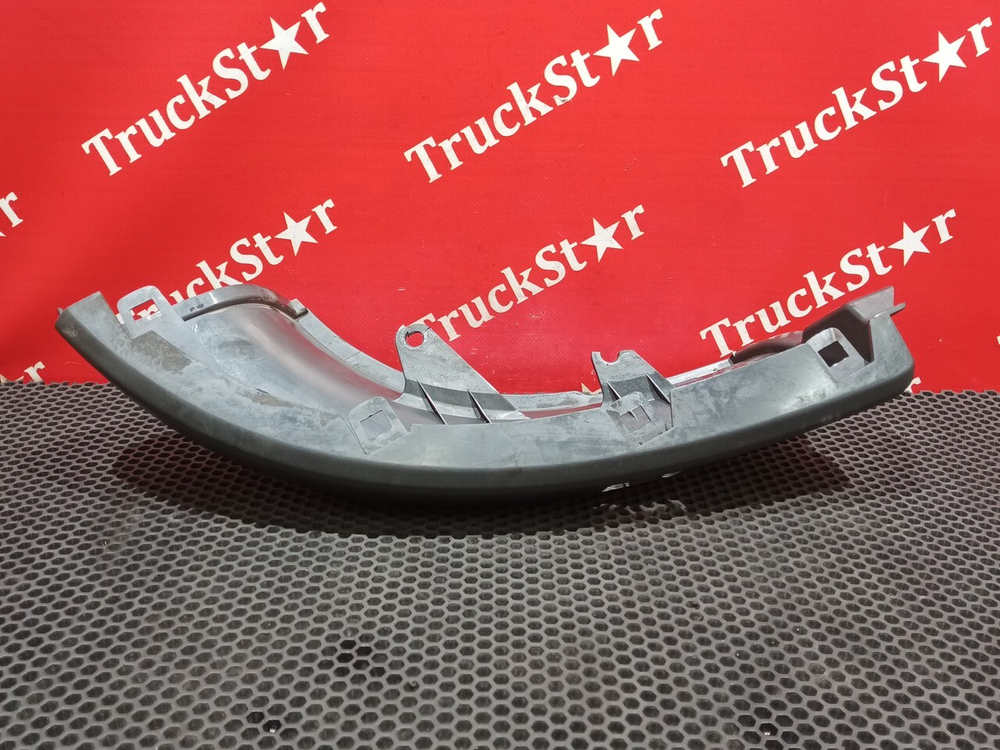 Накладка фары левой