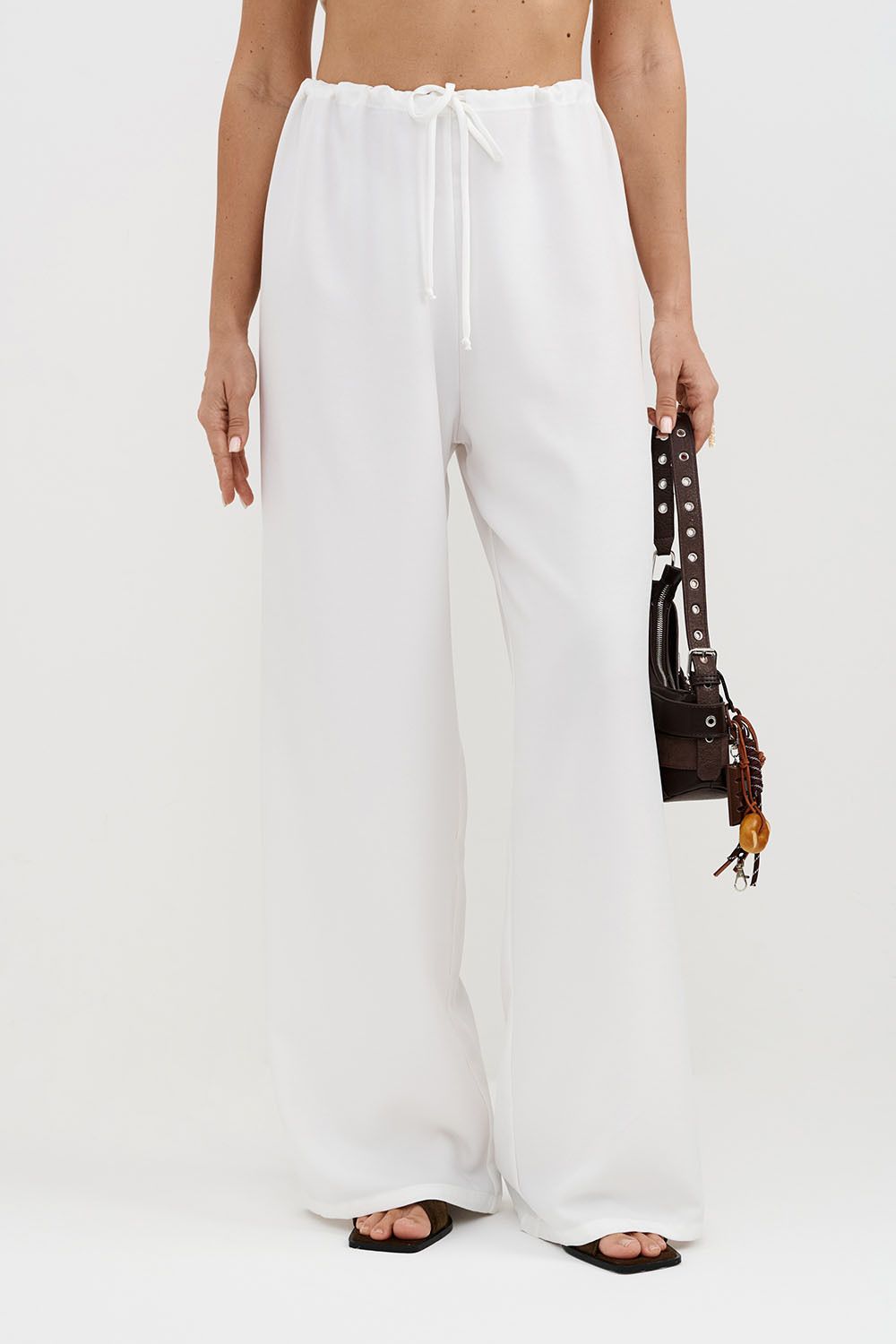 Брюки свободные на резинке белого цвета