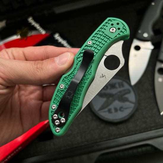 Нож складной Spyderco Delica Flat Ground Green C11FPGR c клинком из стали VG-10, рукоять FRN