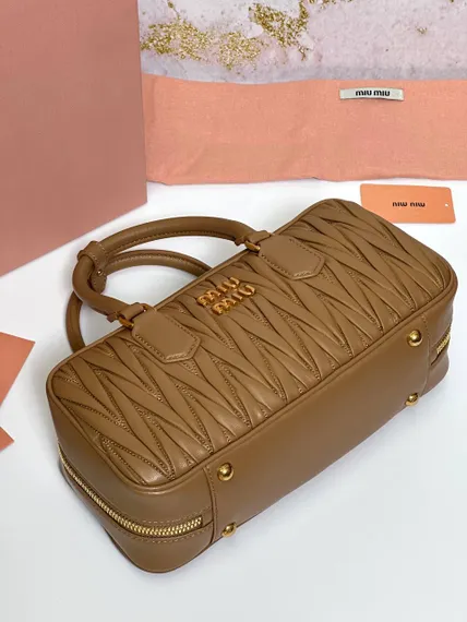 Сумка MIU MIU Arcadie matelassé из кожи наппа, карамельный