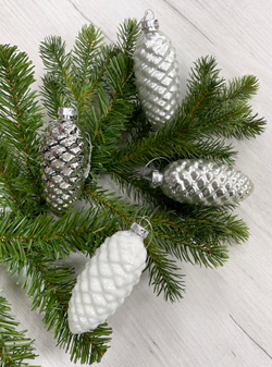 Набор шишек 10x5см 12шт ChristmasDeLuxe белый/серебро