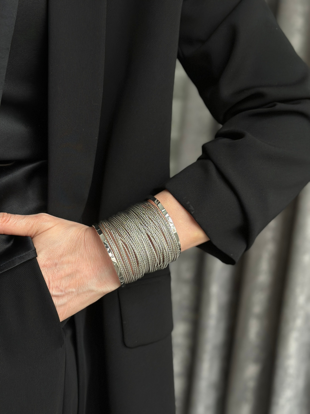 Браслет широкий жесткий из цепочек, оттенок серебро