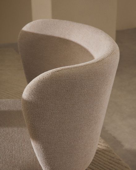 Стул Ciselia из бежевого шенилла и бежевой стали Испания La Forma