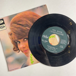 Винтажная виниловая пластинка LP Jody Miller Queen Of The House (France 1965) 7 дюймов, 45 RPM, Single