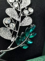 Брошь "Ветка с зелёными стразами"