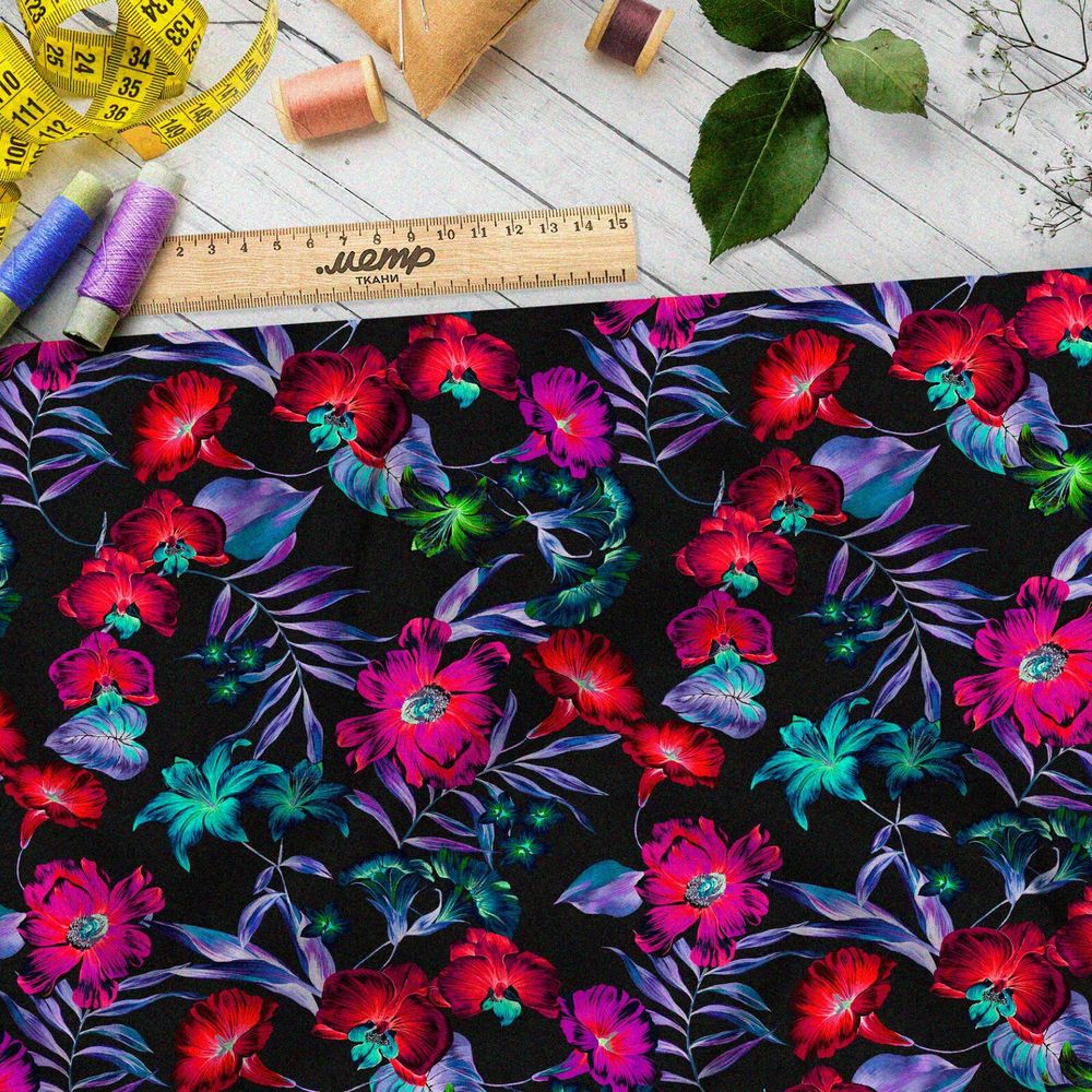 Ткань мембрана сладкие маки и фиолетовые листья на чёрном фоне