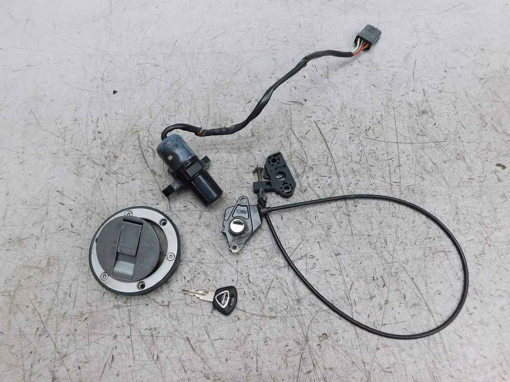 замки комплект Triumph Speed Triple SMTTE5865R