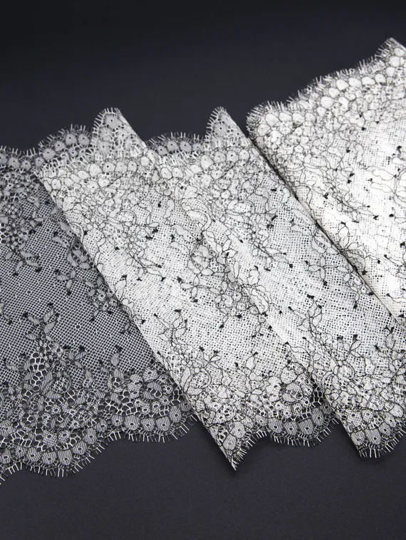 01-11 Кружево шантильи 23 см, айвори/черный