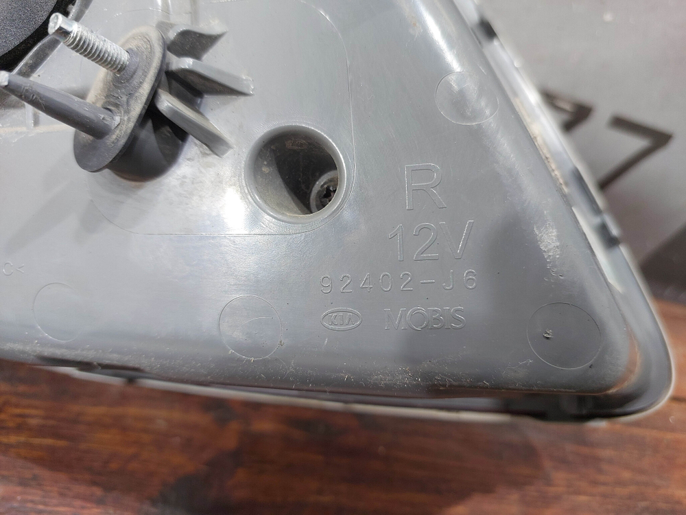 Фонарь зaдний пpавый с дефектом Kia K900 2 18-22 Б/У Оригинал 92402J6000