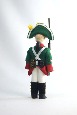 Кукла-подвеска сувенирная фарфоровая. Россия. Рядовой мушкетерского полка. 1797-1801 гг.