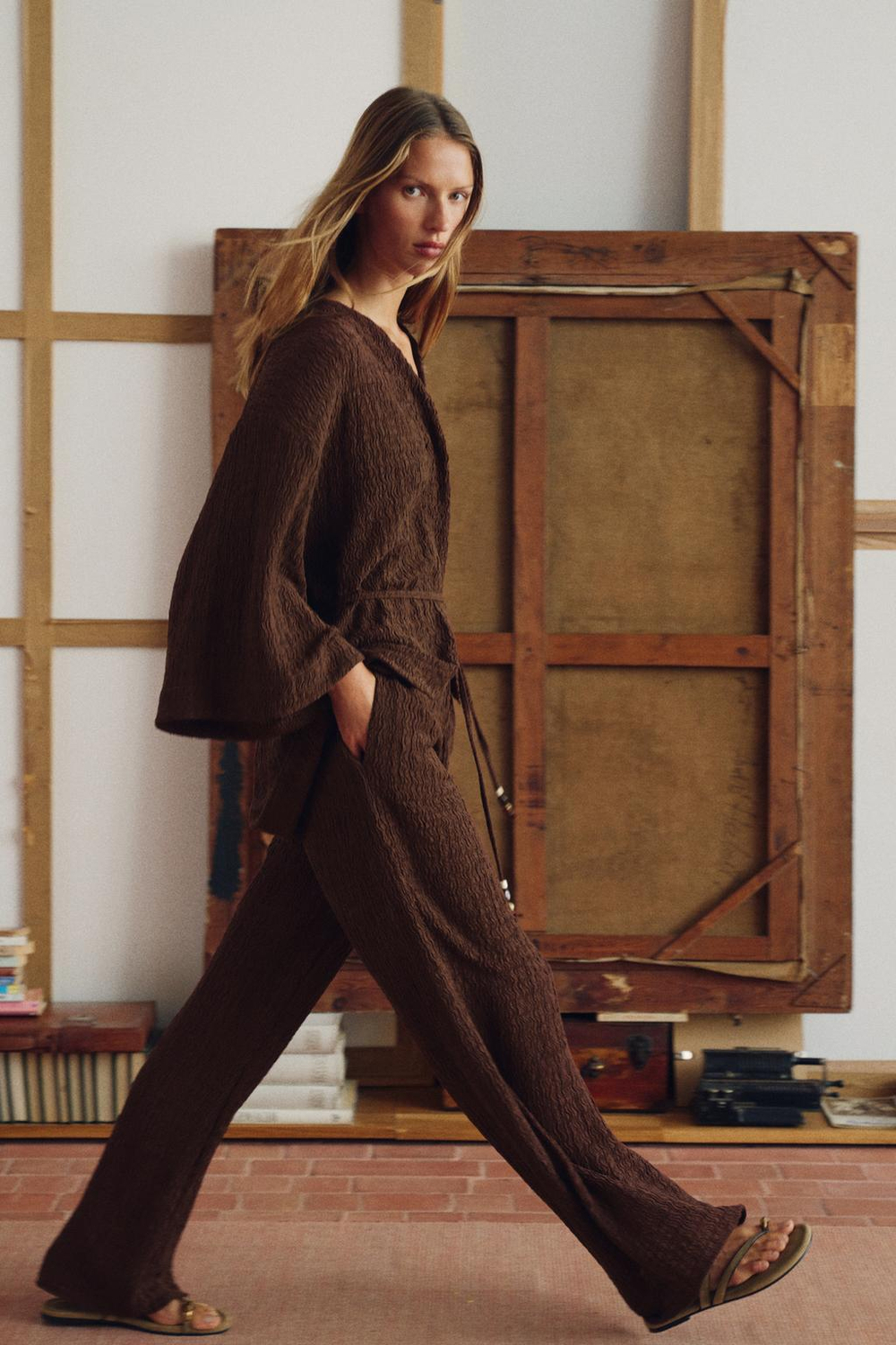 ZARA КУРТКА С ПОЯСОМ И ЭФФЕКТОМ ЖАТКИ, КОРИЧНЕВЫЙ