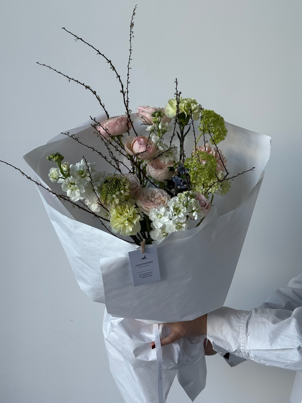 Букет из маттиолы, веток спиреи, диантусов, оксипеталума и кустовых пионовидных роз