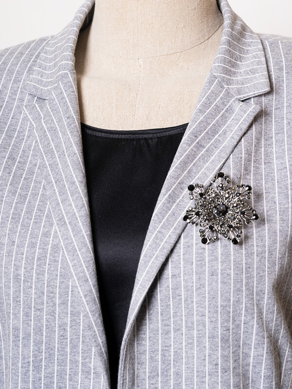 30061230 Брошь Chance