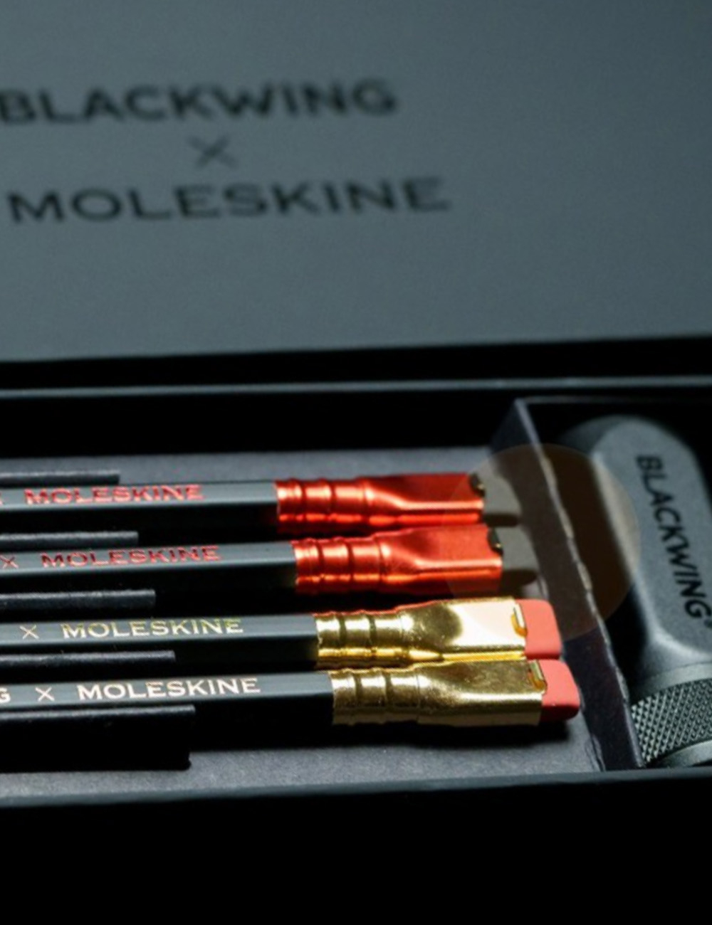 Набор из 4 карандашей и точилки Blackwing x Moleskine (EWBKWKIT1) в черной подарочной коробке