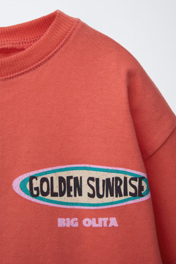 ZARA ФУТБОЛКА С ПРИНТОМ «СЕРФИНГ», НАСЫЩЕННЫЙ КРАСНЫЙ