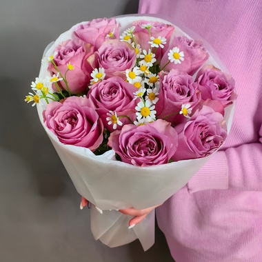 Букет из пионовидных роз и матрикарии