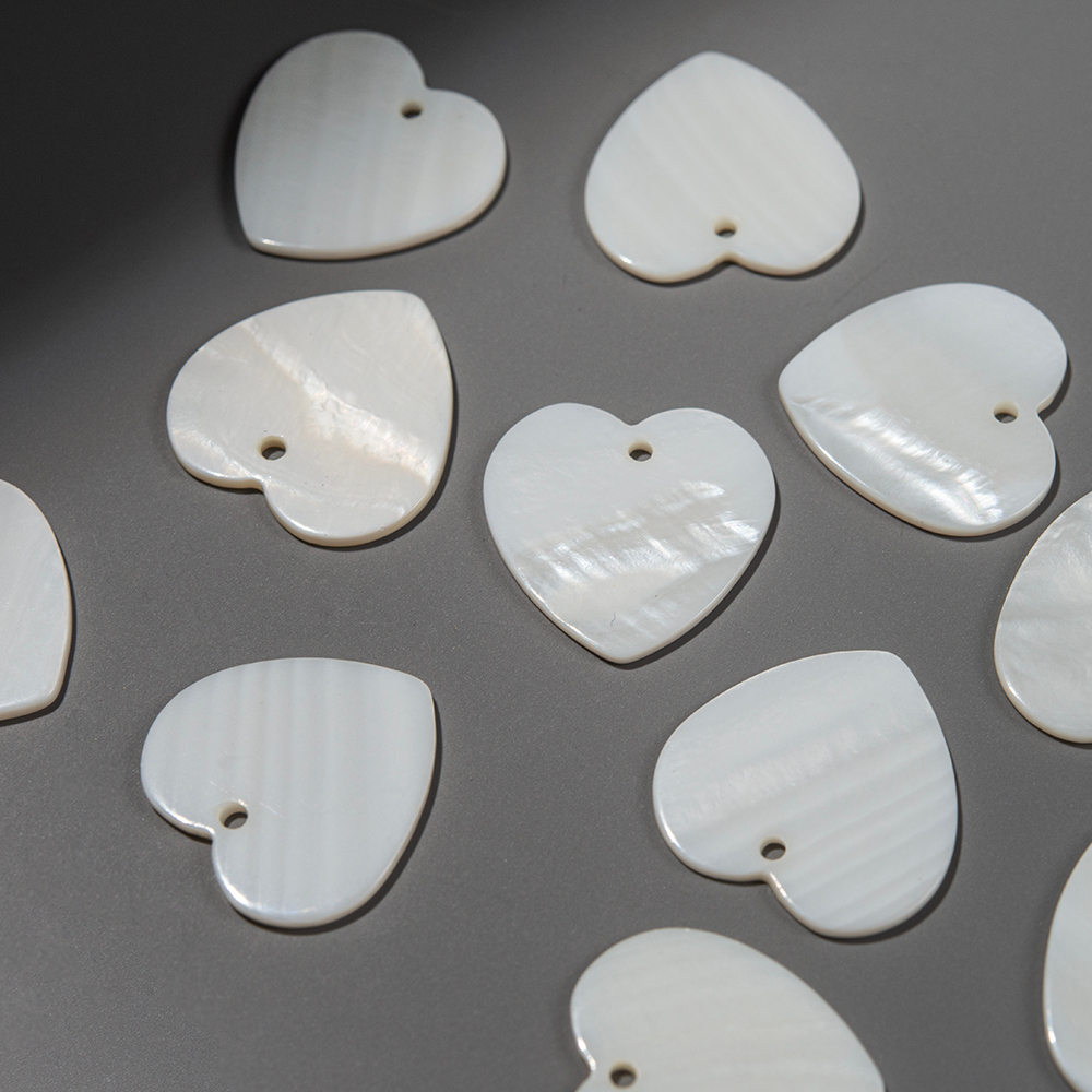 Сердечко из белого перламутра речных ракушек, 20мм