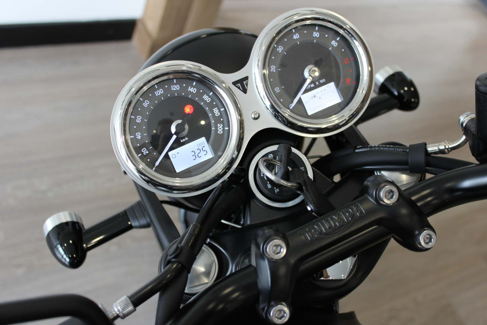 Triumph Bonneville T120 Black