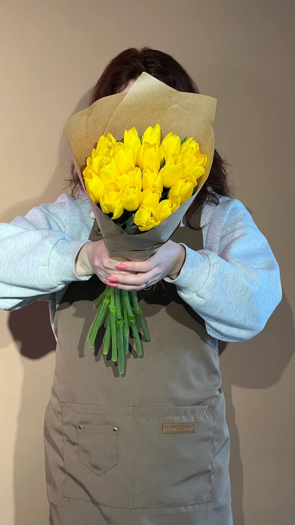 Охапка 20 тюльпанов в крафте