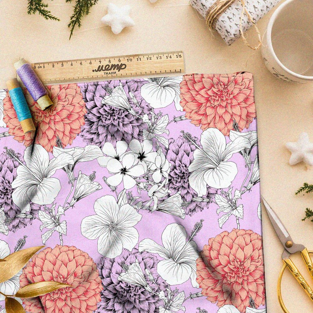 Ткань мембрана белые петуньи и коралловые хризантемы на розовом фоне