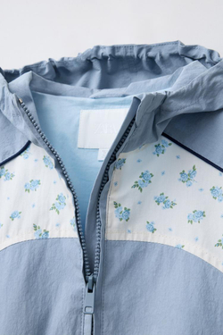 ZARA БОМБЕР ИЗ ВЫСОКОТЕХНОЛОГИЧНОЙ ТКАНИ С ЦВЕТОЧНЫМ ПРИНТОМ, ГОЛУБОЙ