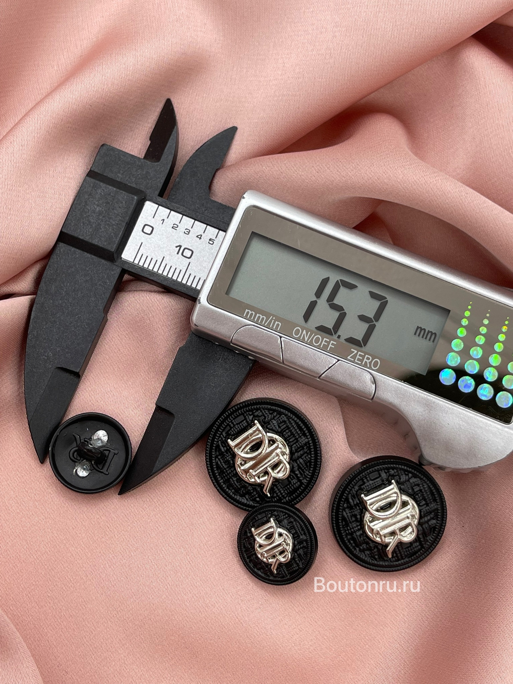 Пуговицы Ди. черные серебро