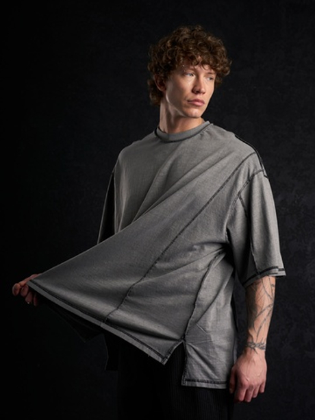 Графитовая оверсайз футболка с вывернутыми швами