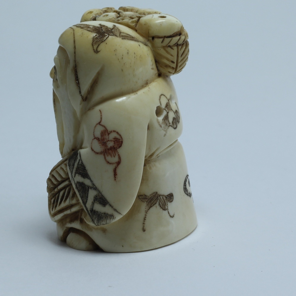 Нэцкэ Фукурокудзю с корзиной фруктов и веером