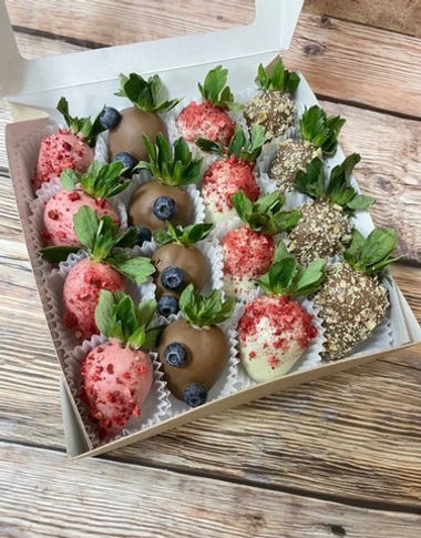 Клубника в шоколаде 16шт + ягоды