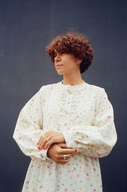 Платье с жабо и длинным рукавом из молочной джинсы в мелкий цветочек