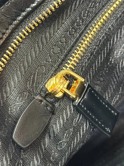 Кожаная большая сумка Prada Bonnie