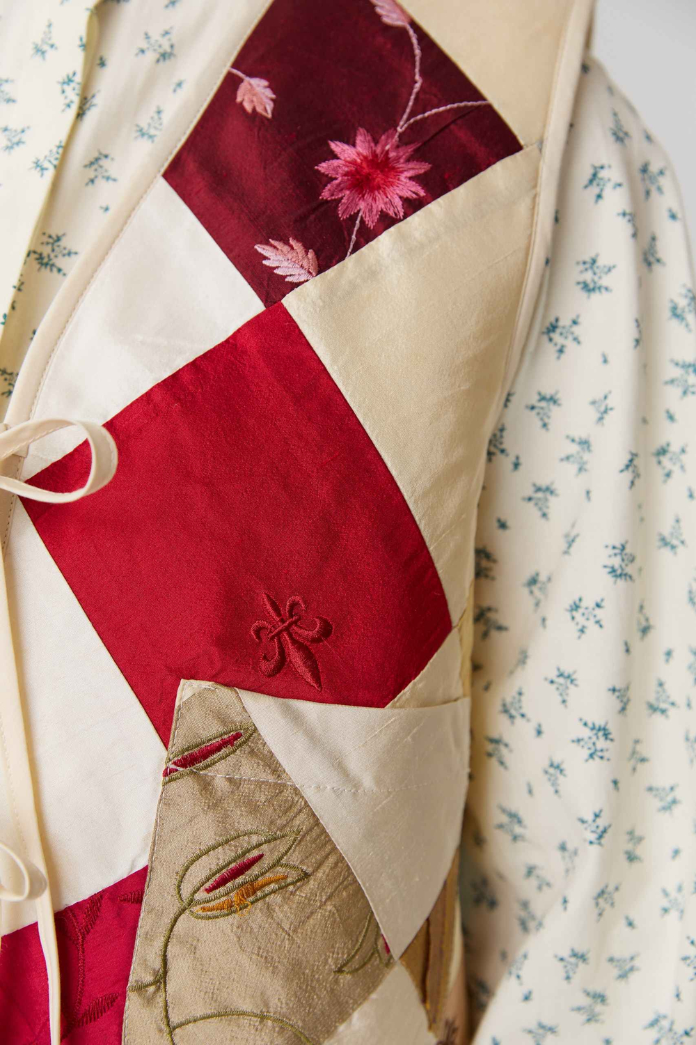 Жилет на двух завязках из шелка с мехом