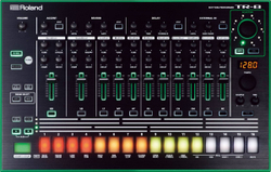 ROLAND AIRA TR-8 драм машина, 16 пользовательских наборов, 16 пользовательских паттернов, семи сигментный дисплей, питание от с