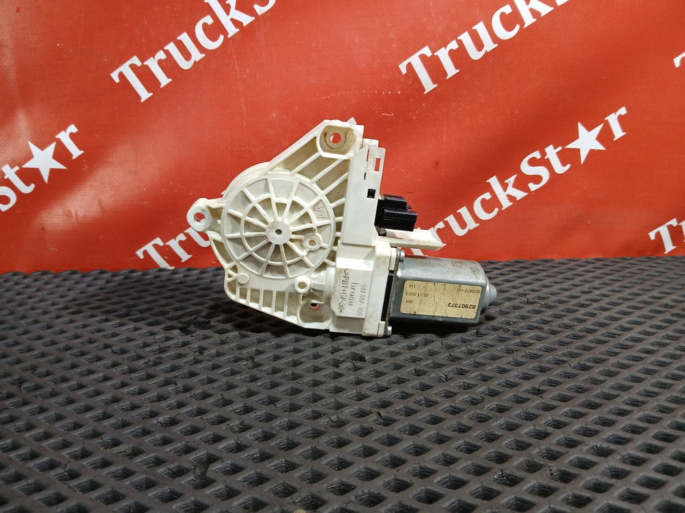 Моторчик стеклоподъемника правого