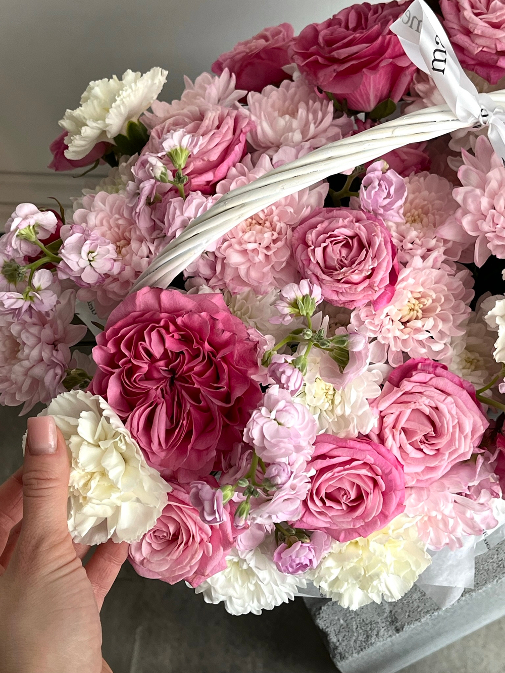 Цветочная корзина в розовых оттенках размер M