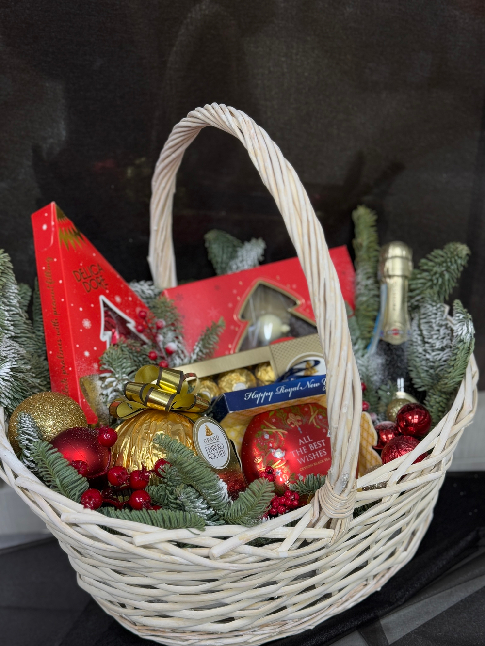 Новогодний набор конфет и чая, декорированный ароматными веточками живого нобилиса, новогодними шарами, Шампанское в ПОДАРОК