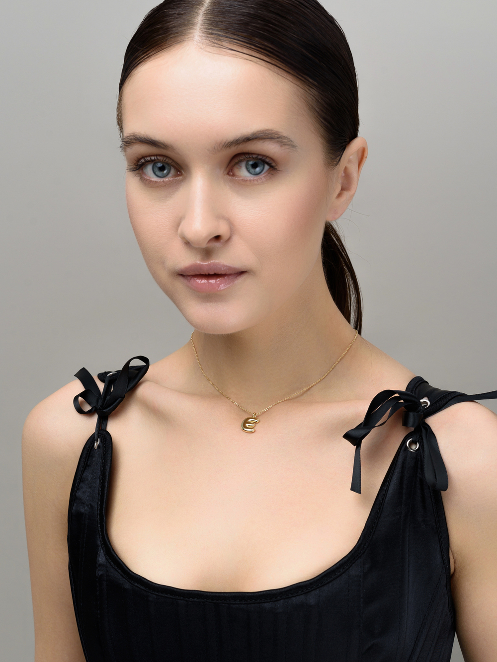 Колье с буквой Е