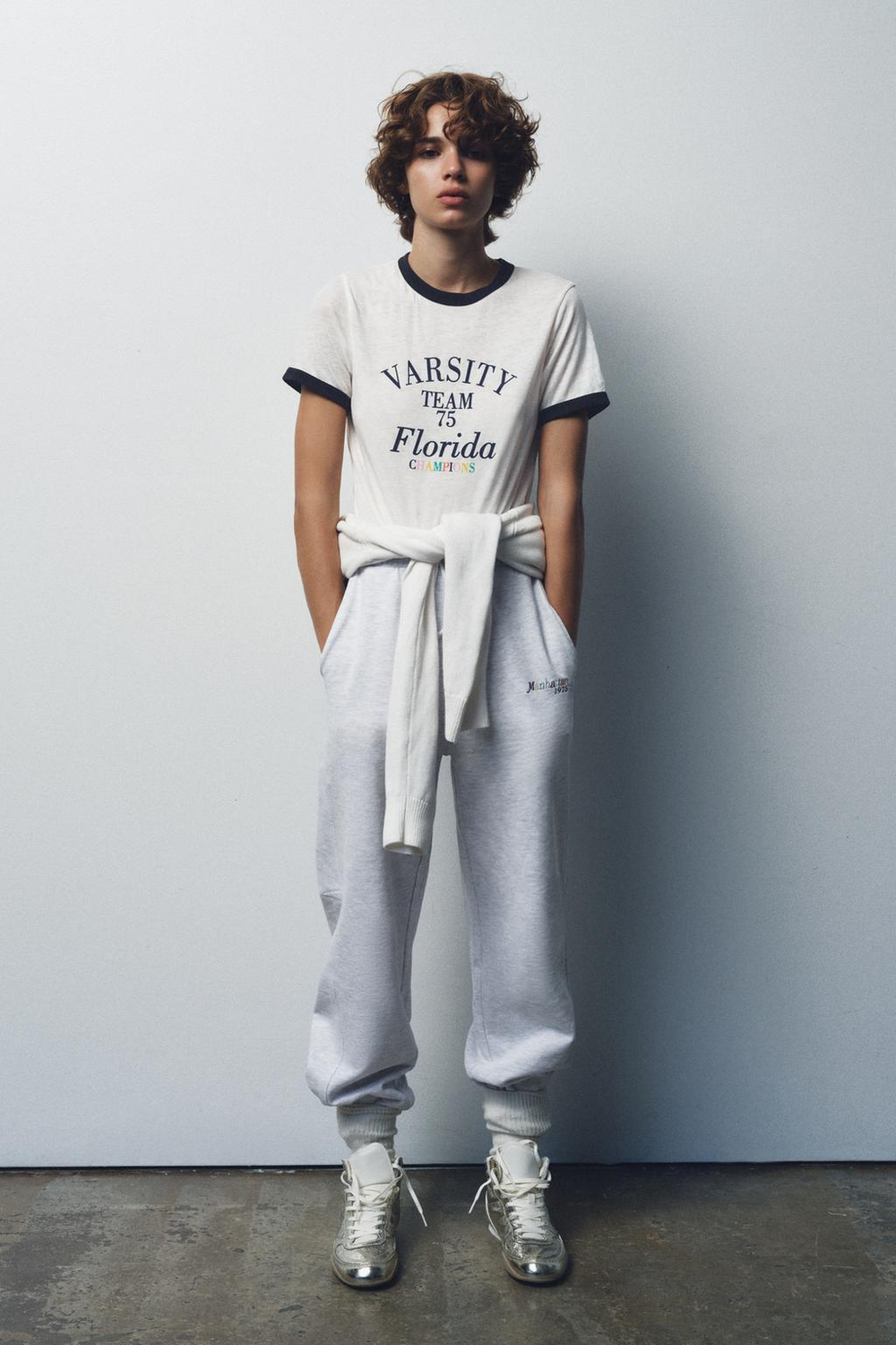 ZARA ФУТБОЛКА ИЗ ЖАККАРДОВОЙ ТКАНИ С НАДПИСЬЮ, ЖЕЛТОВАТО-БЕЛЫЙ