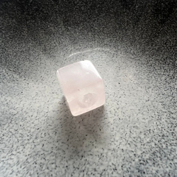 Бусина-куб. Розовый кварц