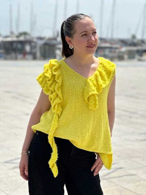 Футболка-топ с трендовыми воланами, пряжа FUZILLI и MOSS от O’YARN