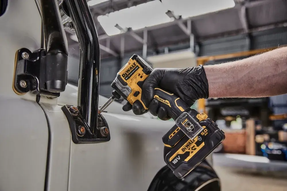 DEWALT Ударный шуруповерт DCF850N 20B,3800 ударов в минуту,205 Нм,Бесщеточный двигатель