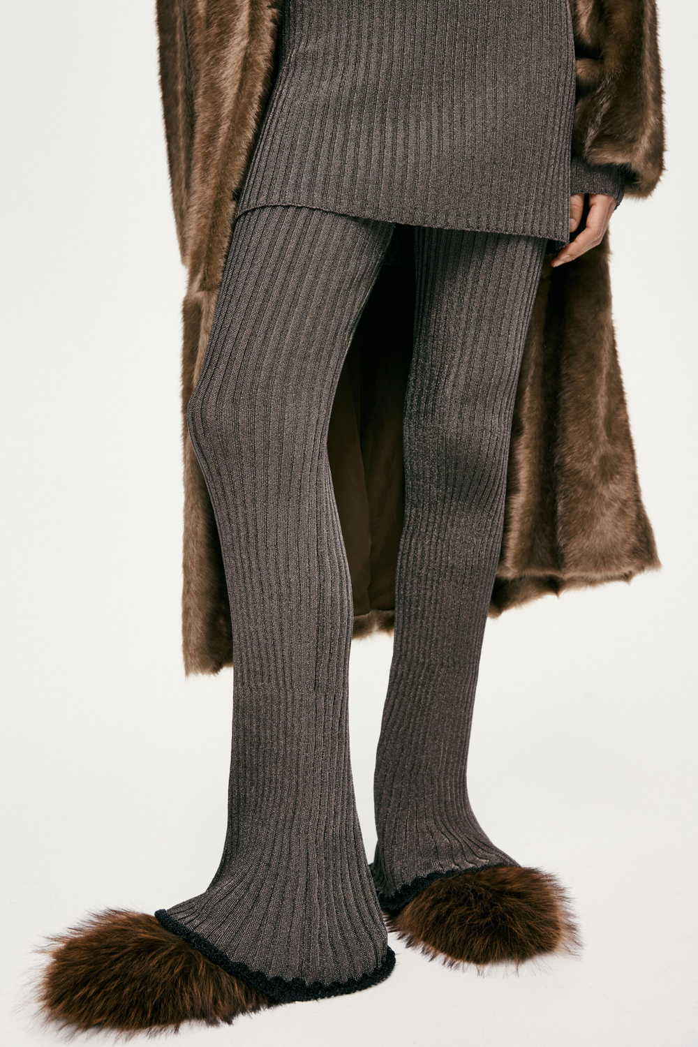 H&M Эластичные трикотажные брюки с металлическим оттенком, темно-серый