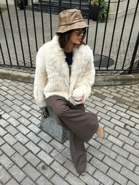 Укороченная двубортная белая шуба из овчины