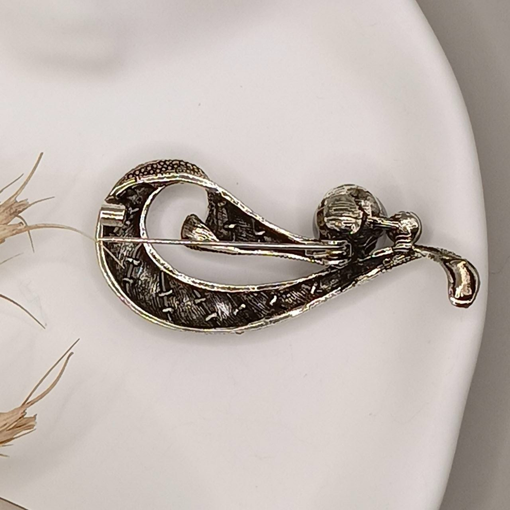 Брошь"Петля с жемчужиной и стразами"