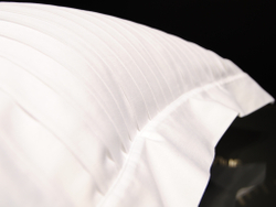 Наволочка 70х70 Christian Fischbacher Luxury Nights Pleats 701 белая Швейцария фрагмент