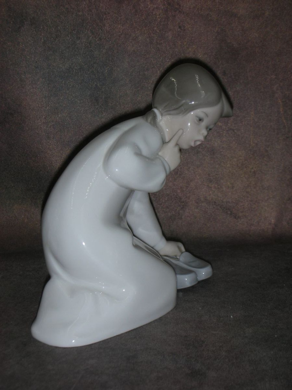 Статуэтка. Фарфор. Девочка с тапочками. Lladro. Испания
