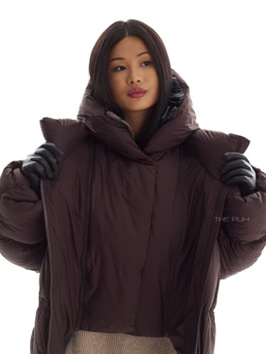 Объемный шоколадный пуховик со съемной манишкой-капюшоном