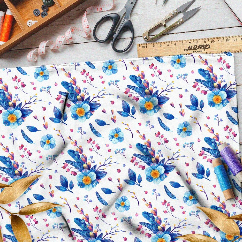 Ткань барби мелкие цветы и перья с брусникой на белом фоне
