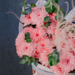 153. Нежный стойкий букет из кустовой хризантемы с эвкалиптом